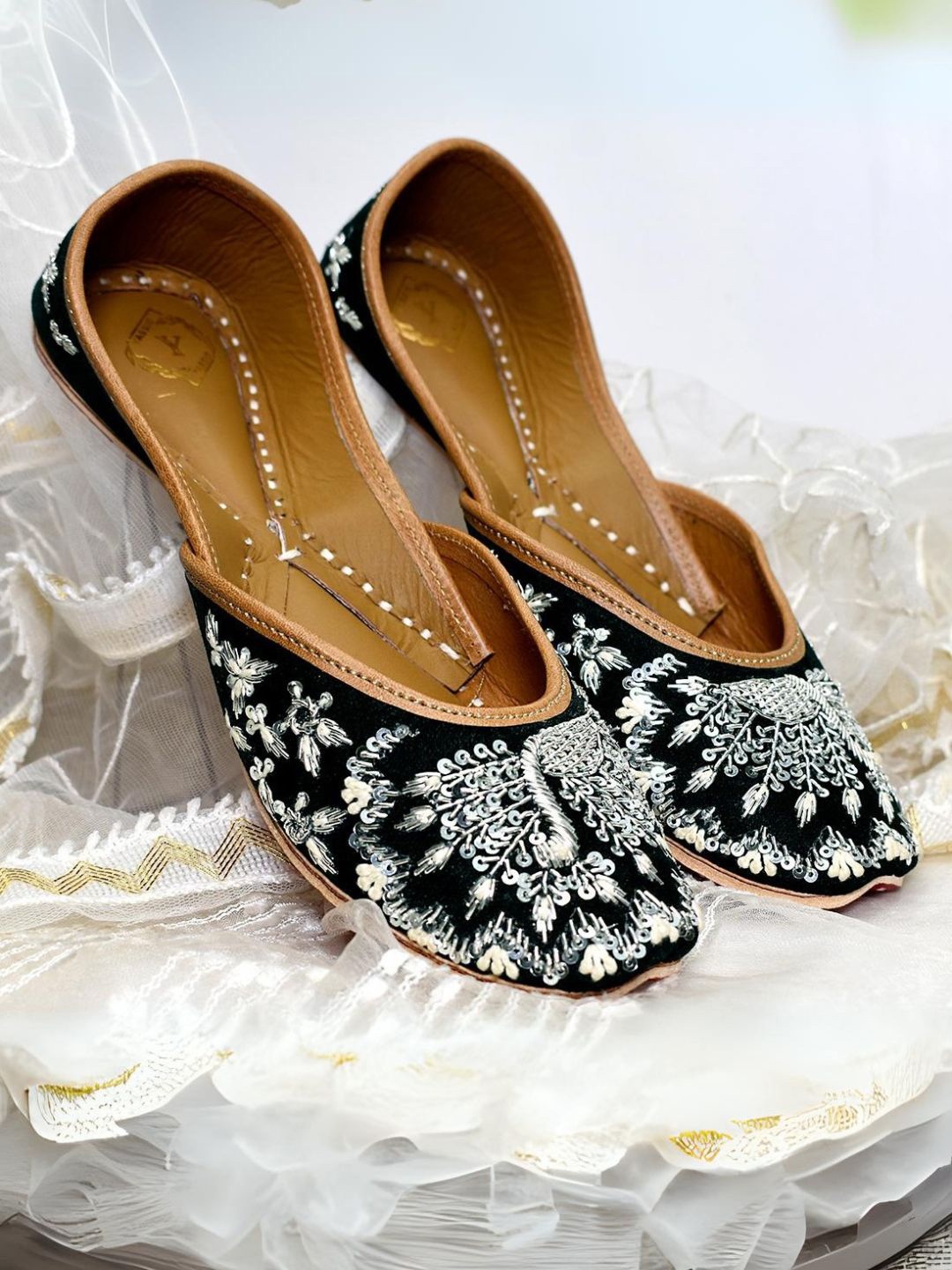 

YASSIO Women Embellished Ethnic Mojaris Flats, Black