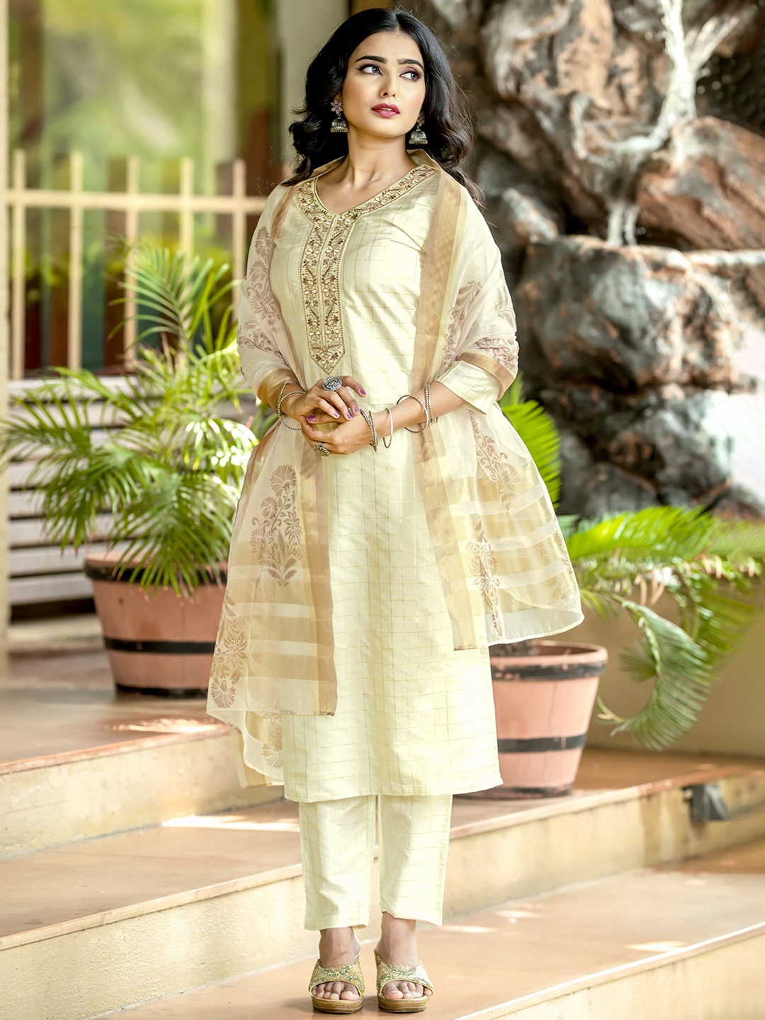 

WEAVLLITE Women Regular Thread Work Kurta with Trousers & With Dupatta, Cream