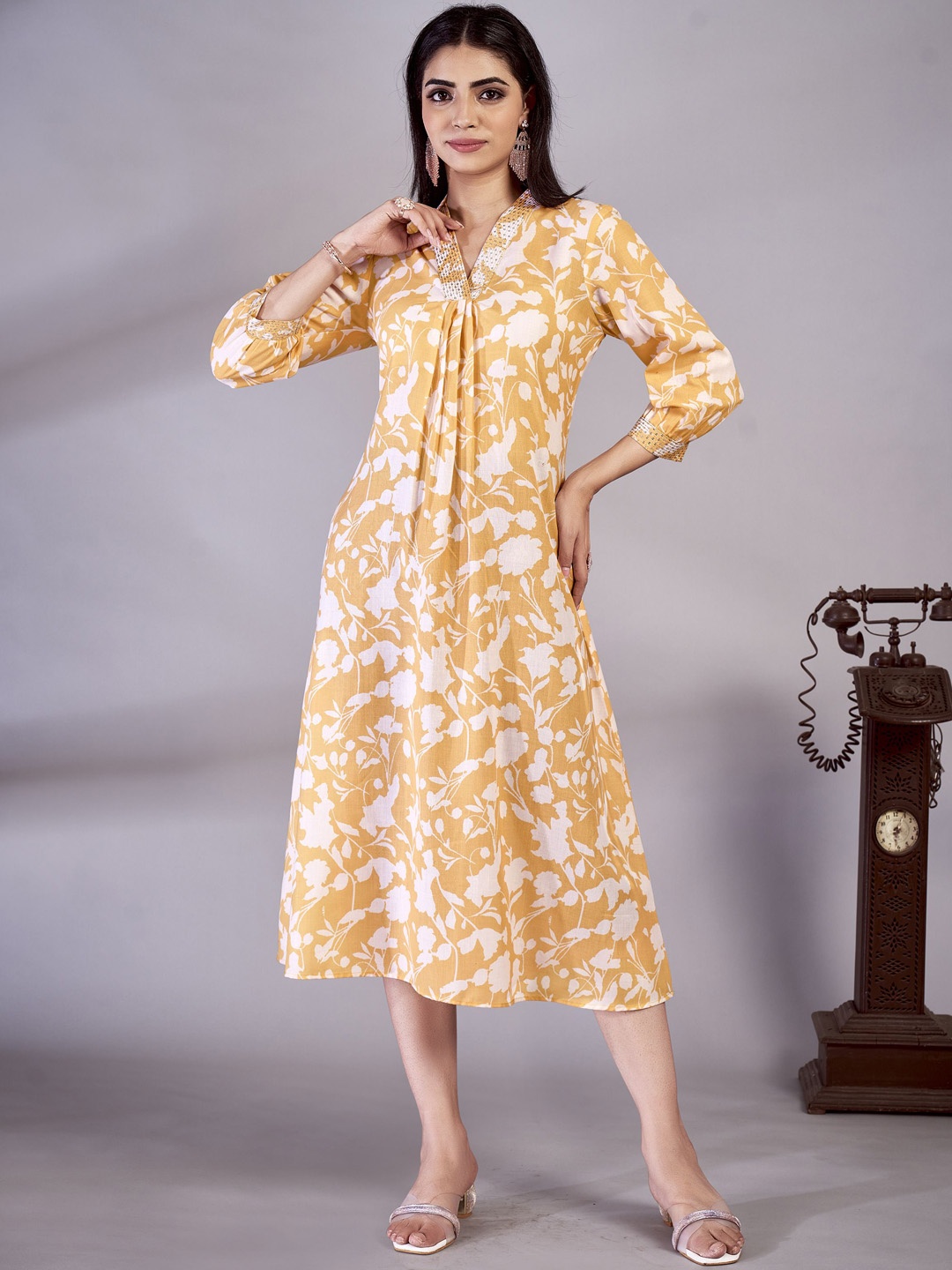 

IWUMAN Women Floral Printed Mirror Work Kurta, Mustard