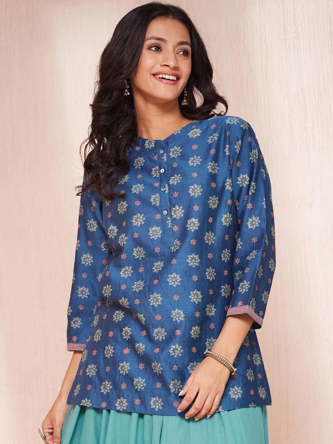 

Fabindia Women Quirky Printed Flared Sleeves Thread Work Kurta, Blue