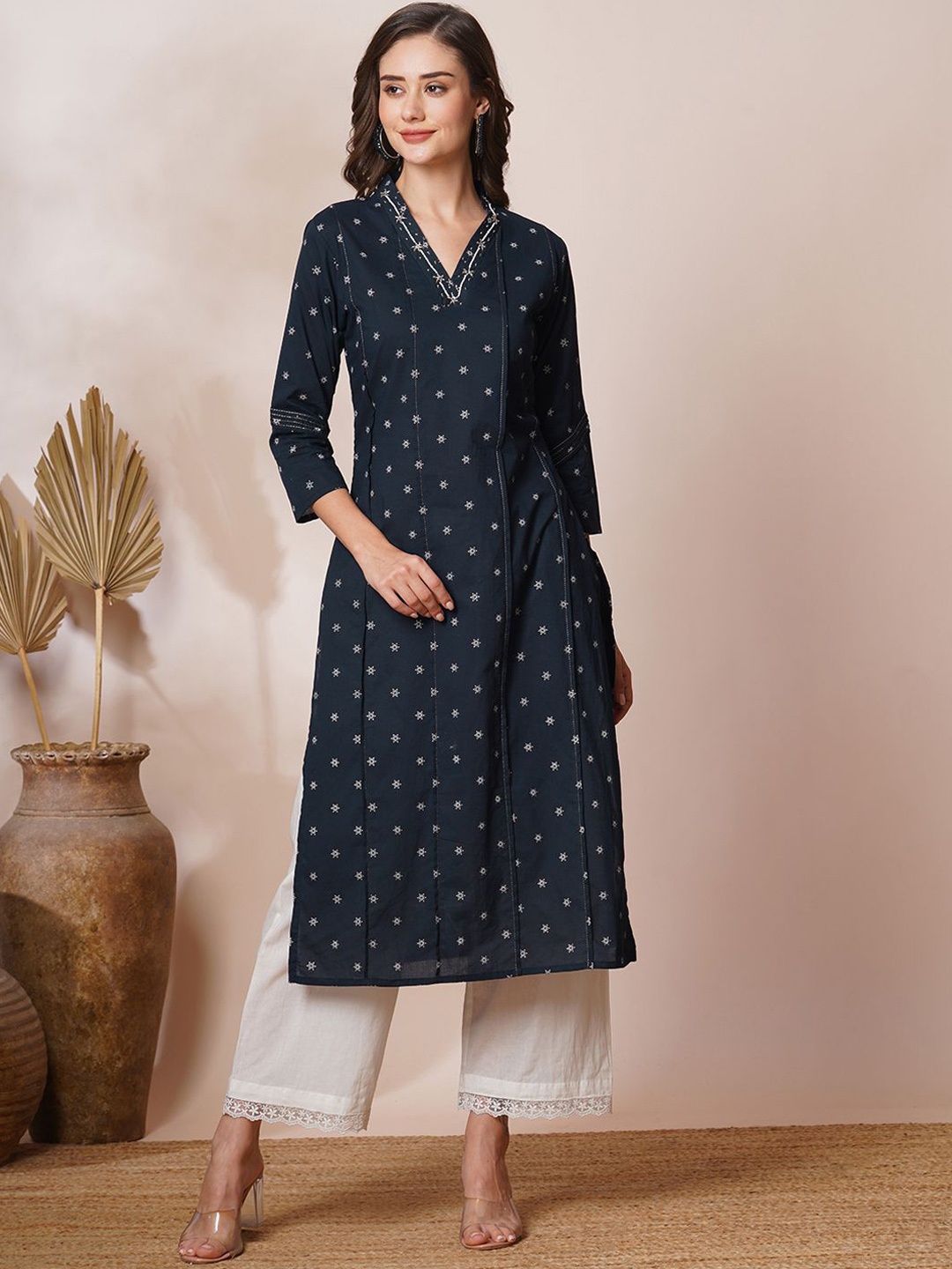 

FASHOR Women Geometric Embroidered Thread Work Kurta, Navy blue