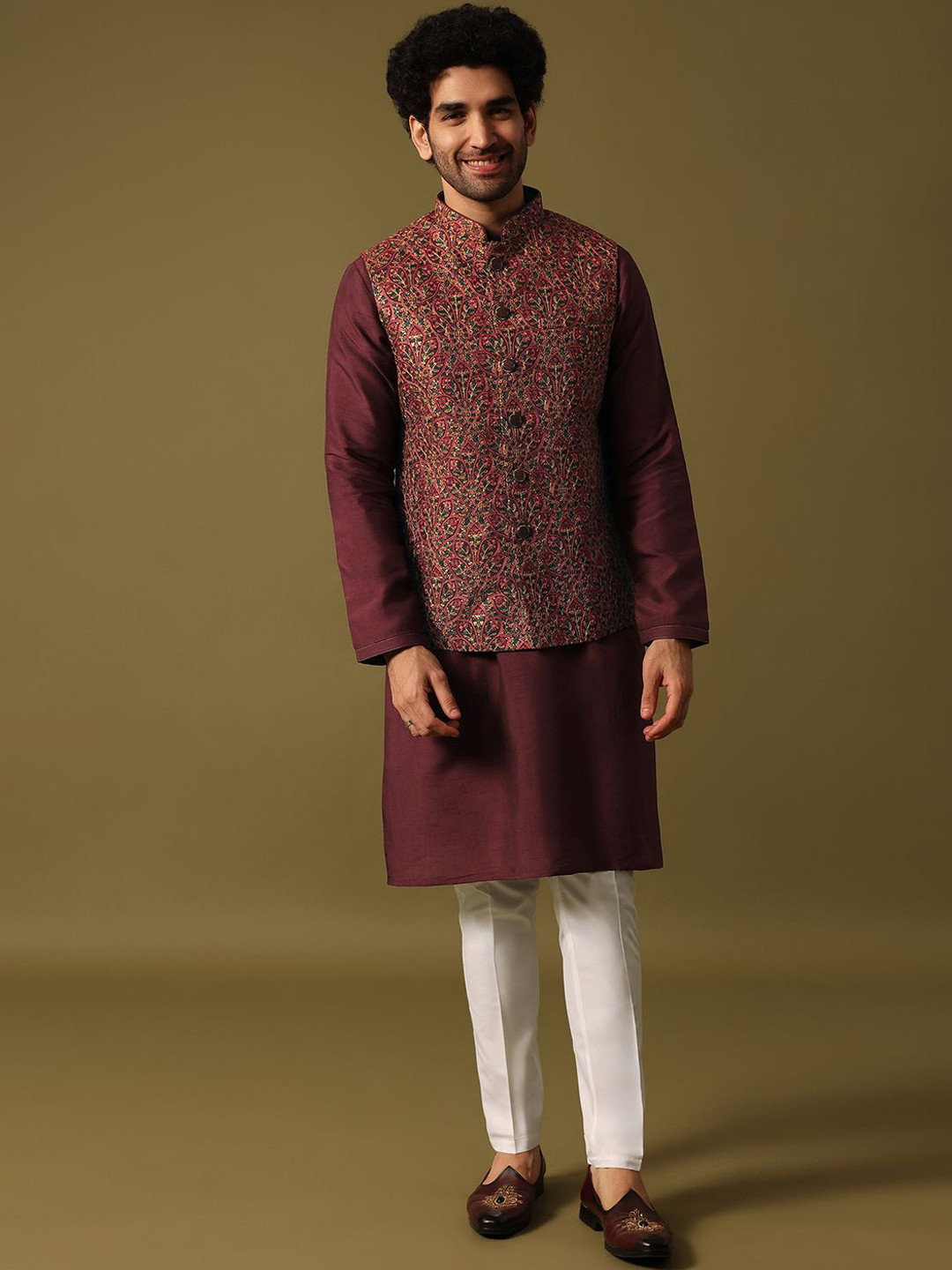 

KALKI Fashion Men Ethnic Motifs Embroidered Regular Kurta with Trousers, Red