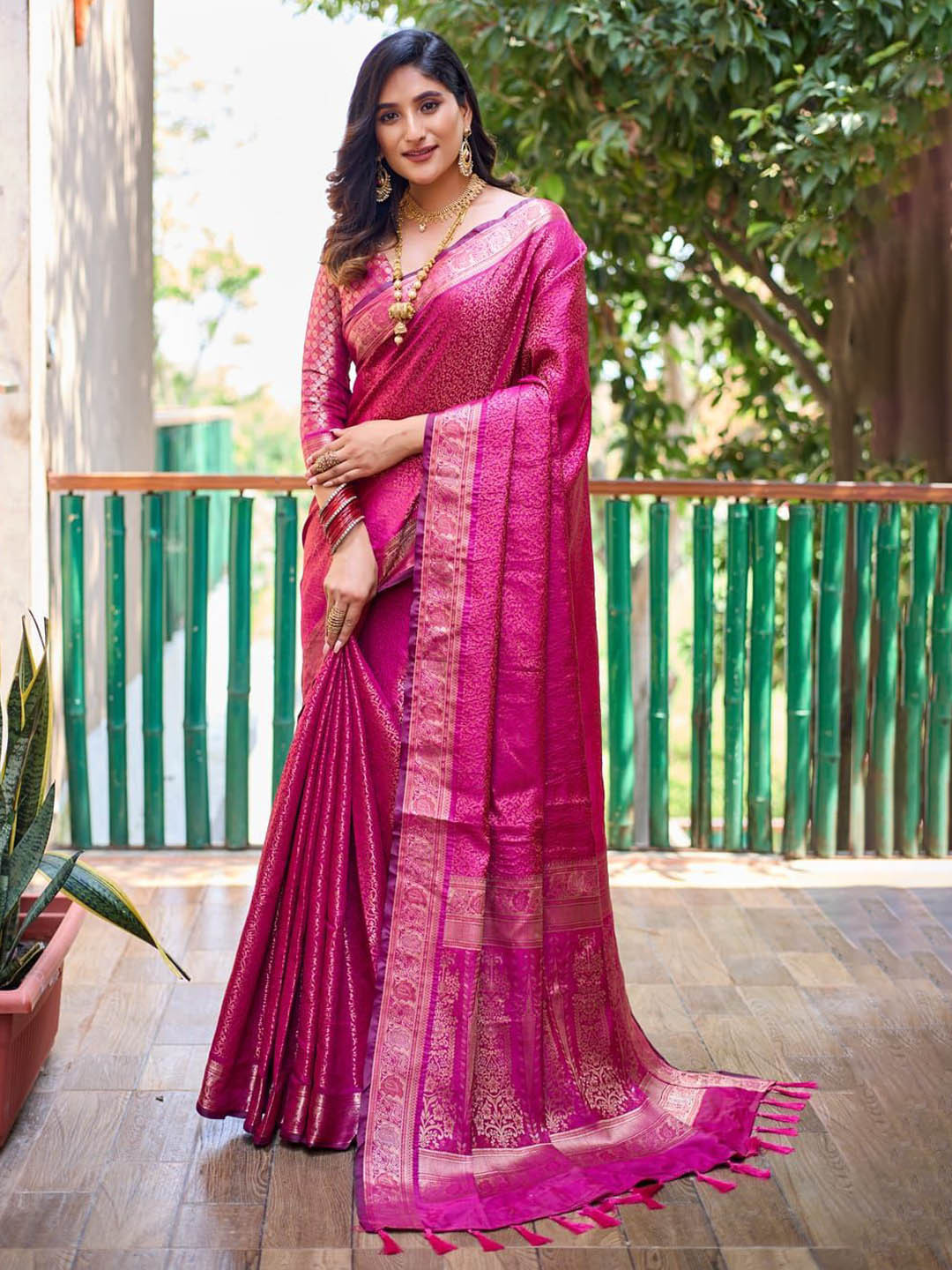

Suha Handloom Banarasi Saree, Fuchsia