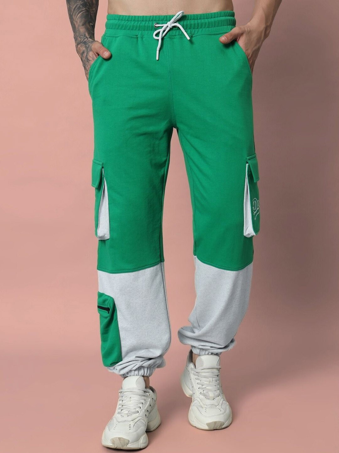 

WEARDUDS Men Relaxed Colourblocked Cargo Joggers, Green
