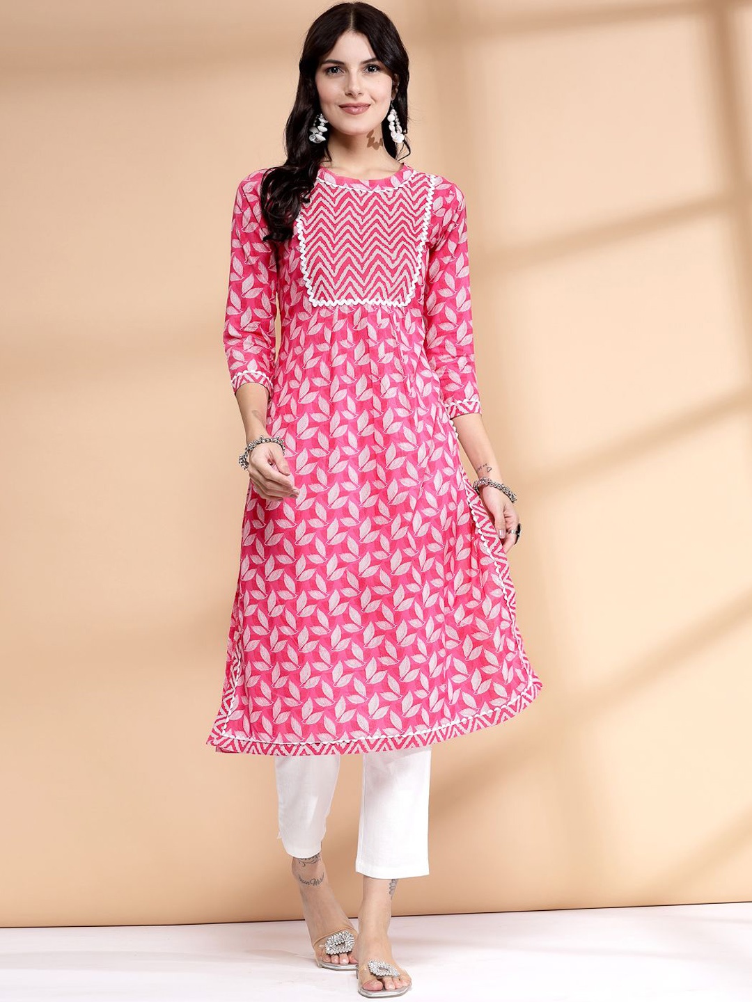 

LARGISH Round Neck Floral Printed Gotta Patti Cotton A-Line Kurta, Pink