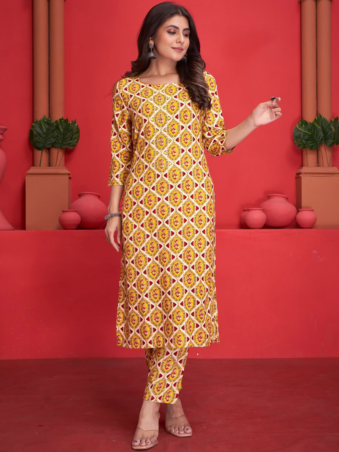 

MINGORA Floral Printed Regular Mirror Work Straight Kurta with Trousers, Yellow