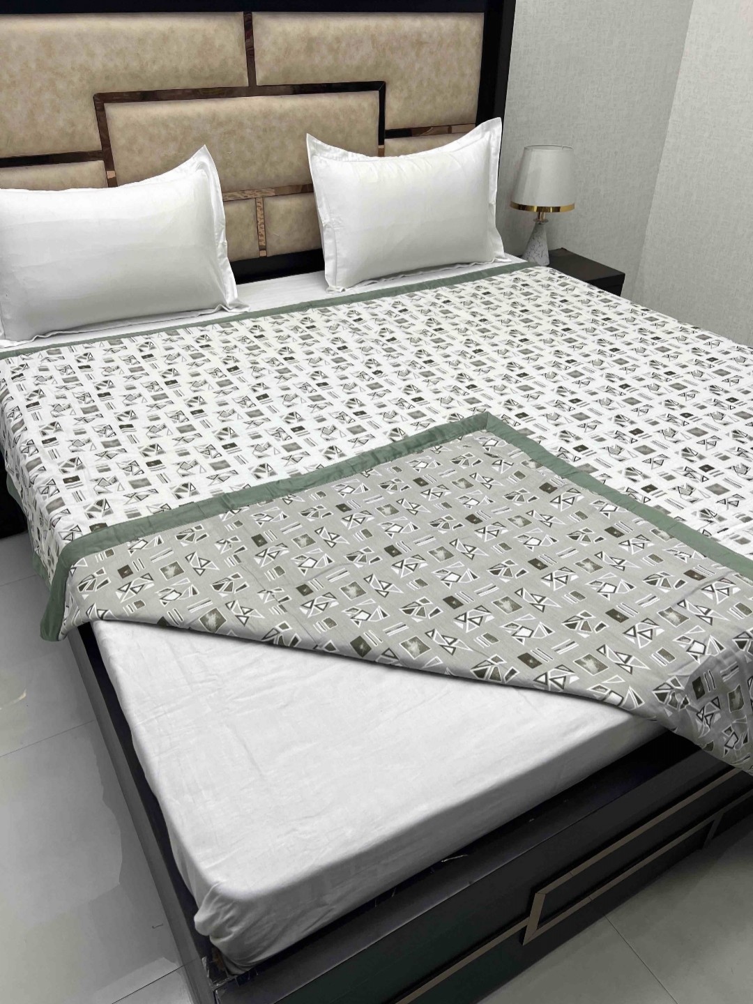 

Pure Decor Green Geometric Pure Cotton Reversible AC Room 300 GSM Double Bed Dohar