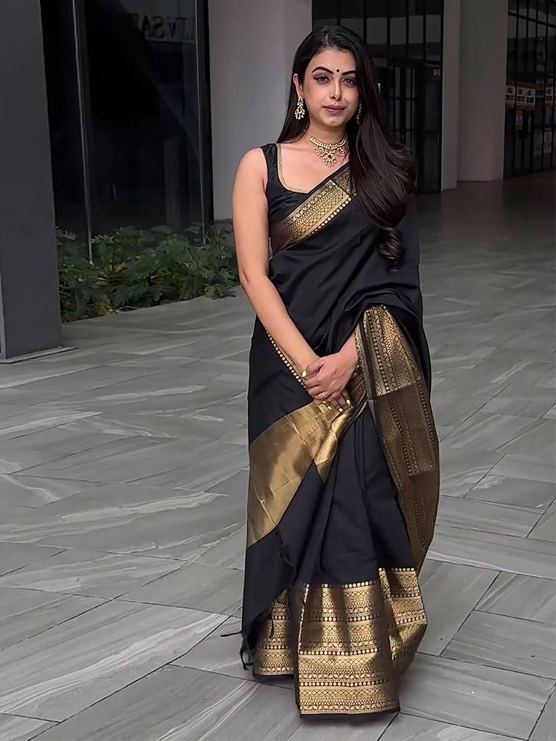 

KALINI Woven Design Zari Banarasi Saree, Black