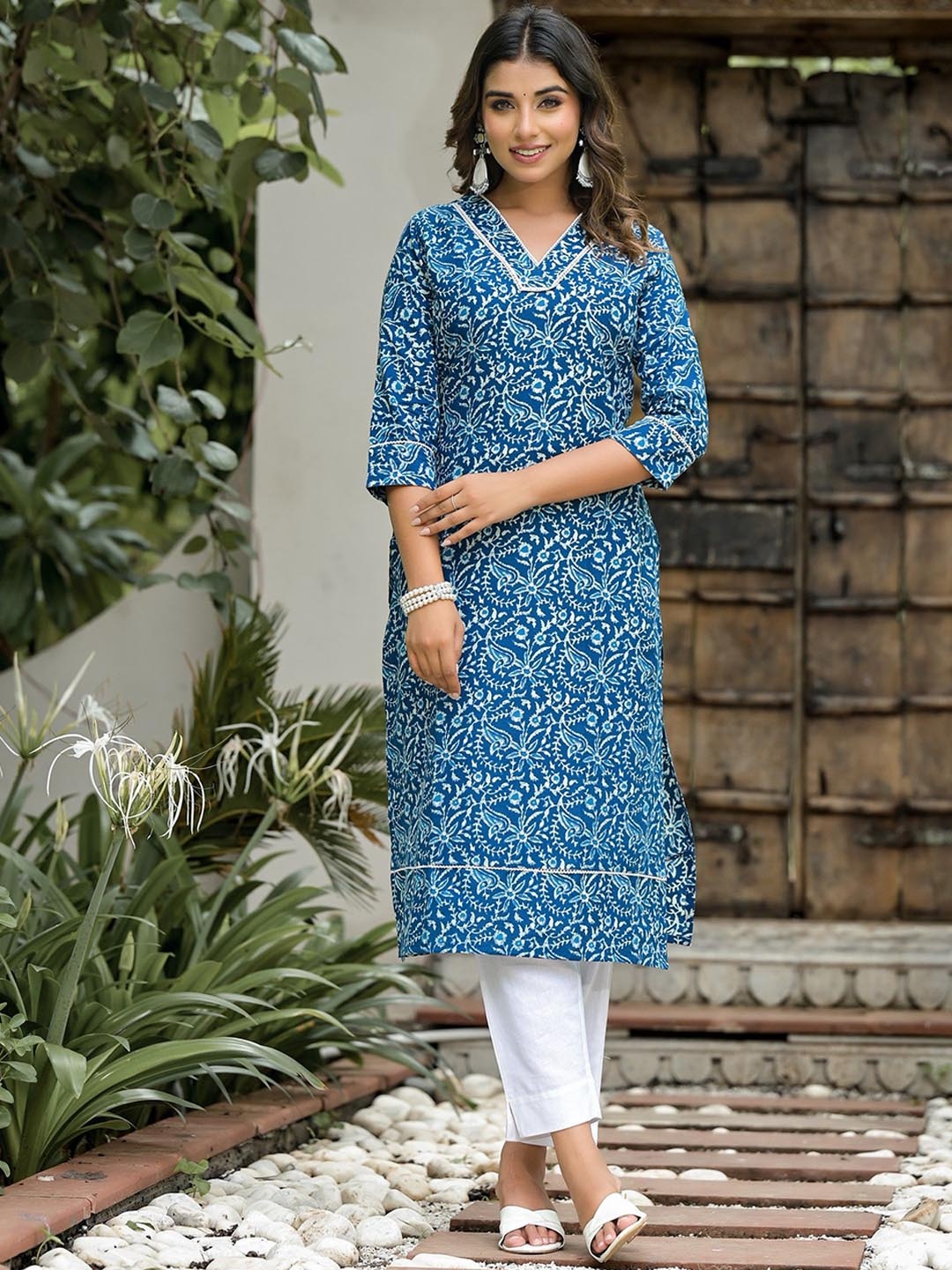 

Label Khoj V Neck Floral Printed Cotton Thread Work Straight Kurta, Blue