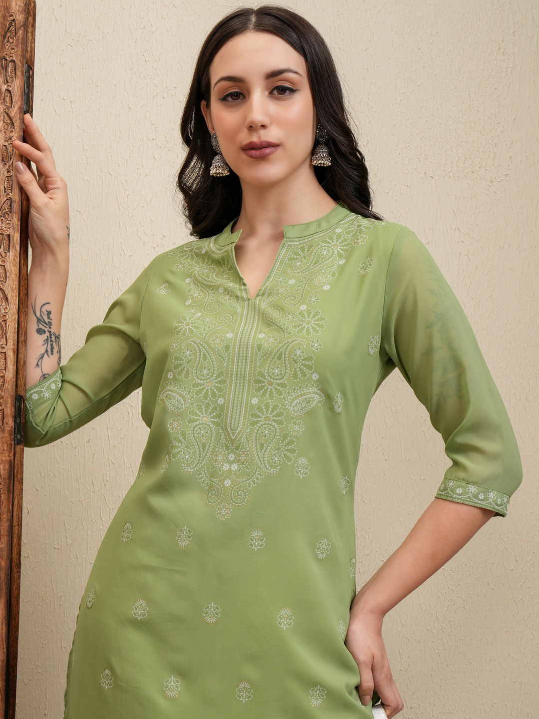 

Vishudh Green Floral Embroidered Thread Work Mandarin Collar Straight Kurta