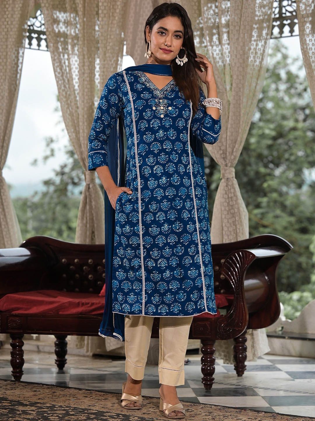 

Label Khoj Floral Printed V Neck Thread Work Cotton Straight Kurta, Blue