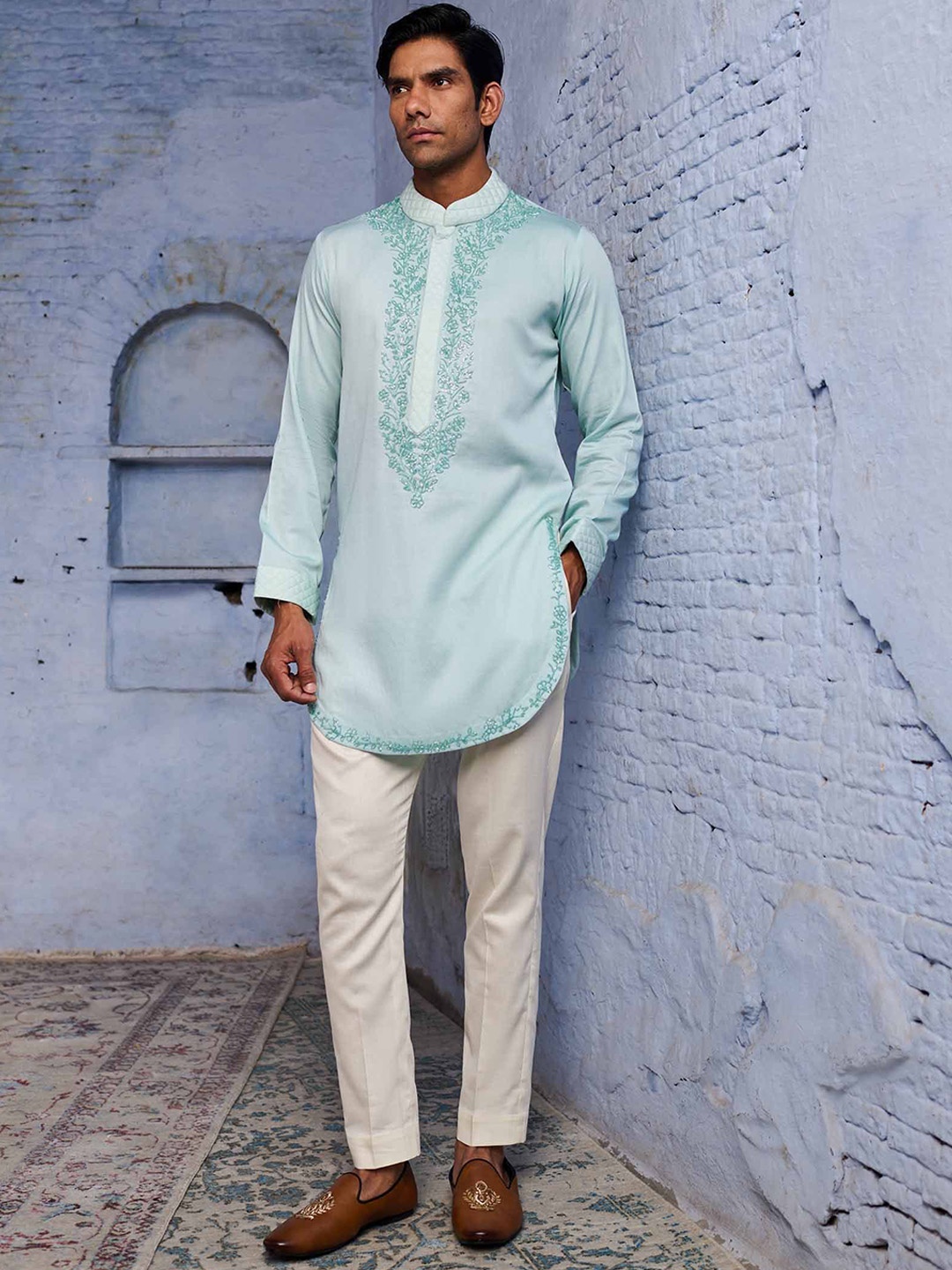 

Agrajain Floral Crystal Kashmiri Embroidered Mandarin Collar Straight Kurta With Trousers, Sea green