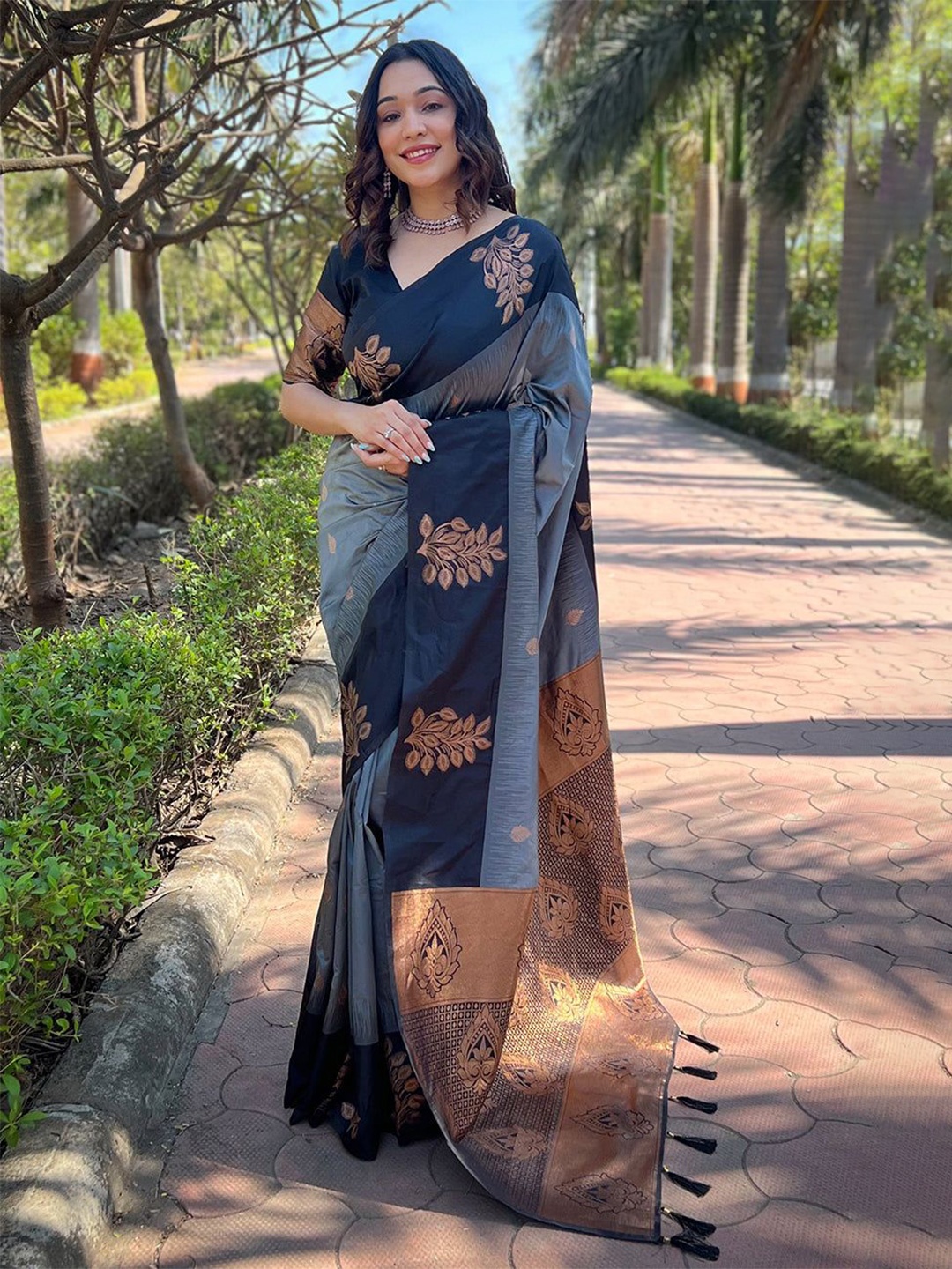 

VASALI Woven Design Zari Kanjeevaram Saree, Grey