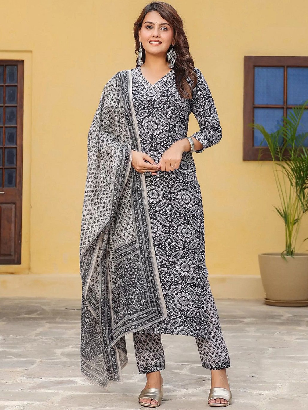 

7Threads Ethnic Motifs Printed V-Neck Straight Kurta with Trousers & Dupatta, Black