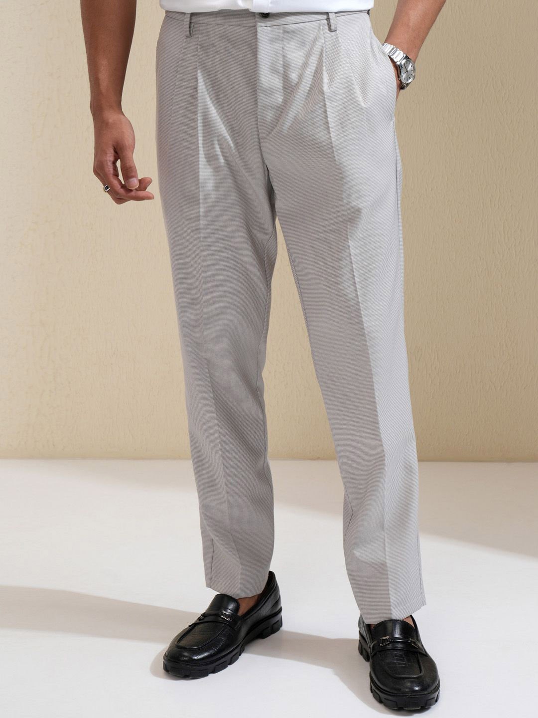 

HIGHLANDER Men Tapered Fit Pleated Trouser, Grey