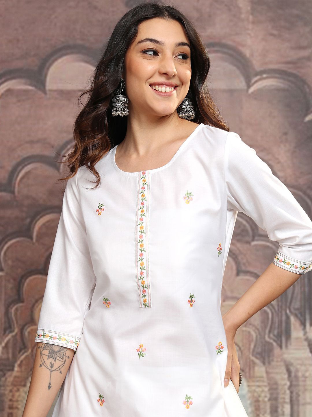 

Vishudh White Floral Embroidered Thread Work Straight Kurta