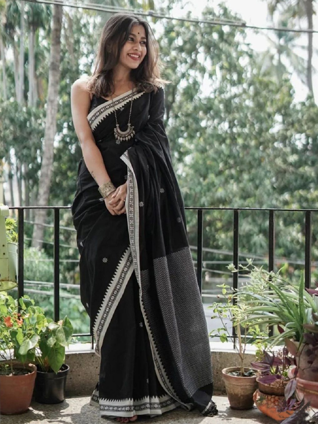 

LADY SHOPI Woven Design Saree, Black