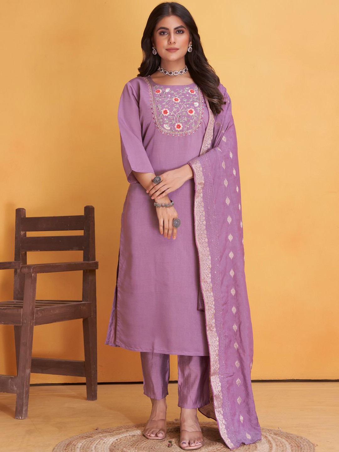

MINGORA Floral Embroidered Thread Work Straight Kurta with Trousers & With Dupatta, Purple