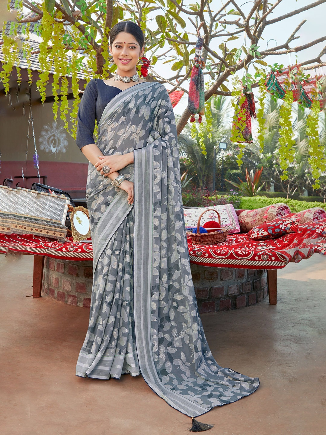 

VIRICA Floral Printed Saree With Blouse Piece, Grey