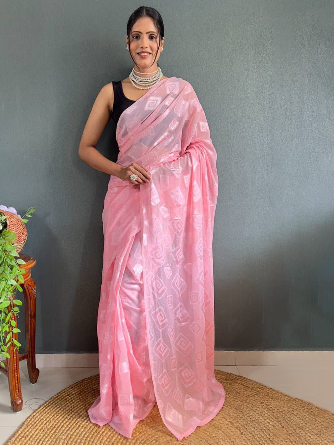 

Reeta Fashion Woven Design Saree, Pink
