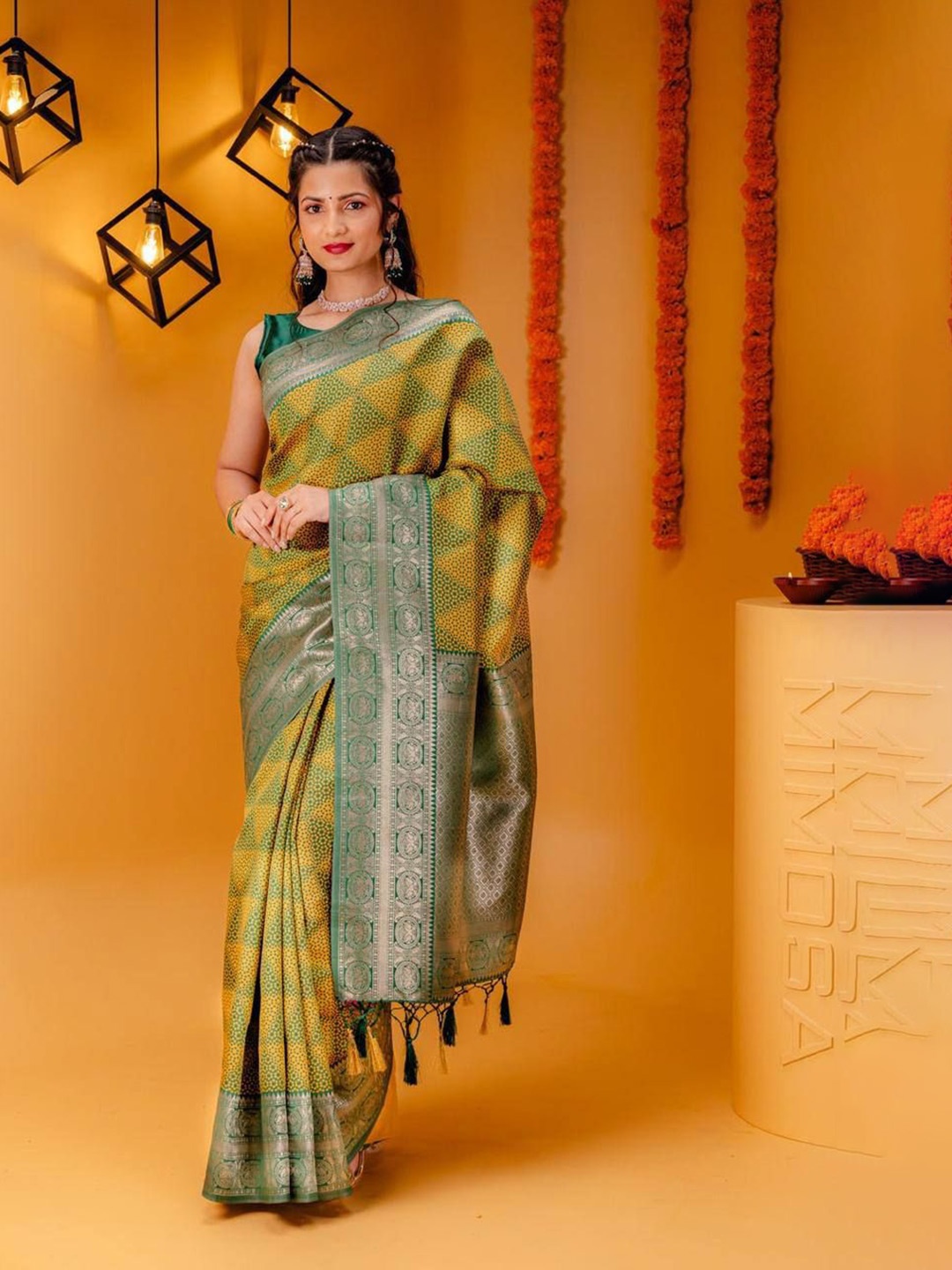 

Reeta Fashion Geometric Printed Zari Saree With Blouse Piece, Green