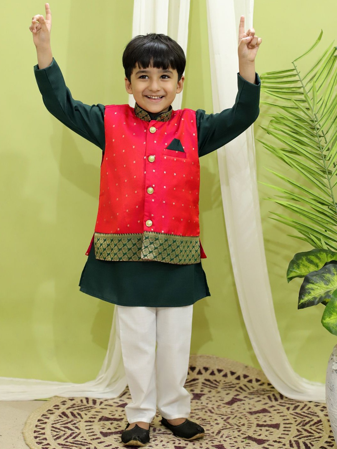 

BownBee Boys Mandarin Collar Pure Cotton Straight Kurta With Pyjamas And Nehru jacket, Green