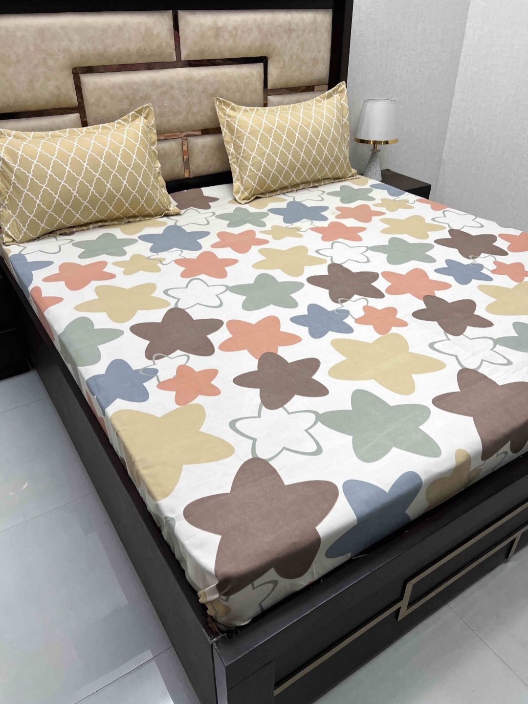 

Pure Decor White & Green Printed Cotton 300 TC King Bedsheet With 2 Pillow Covers