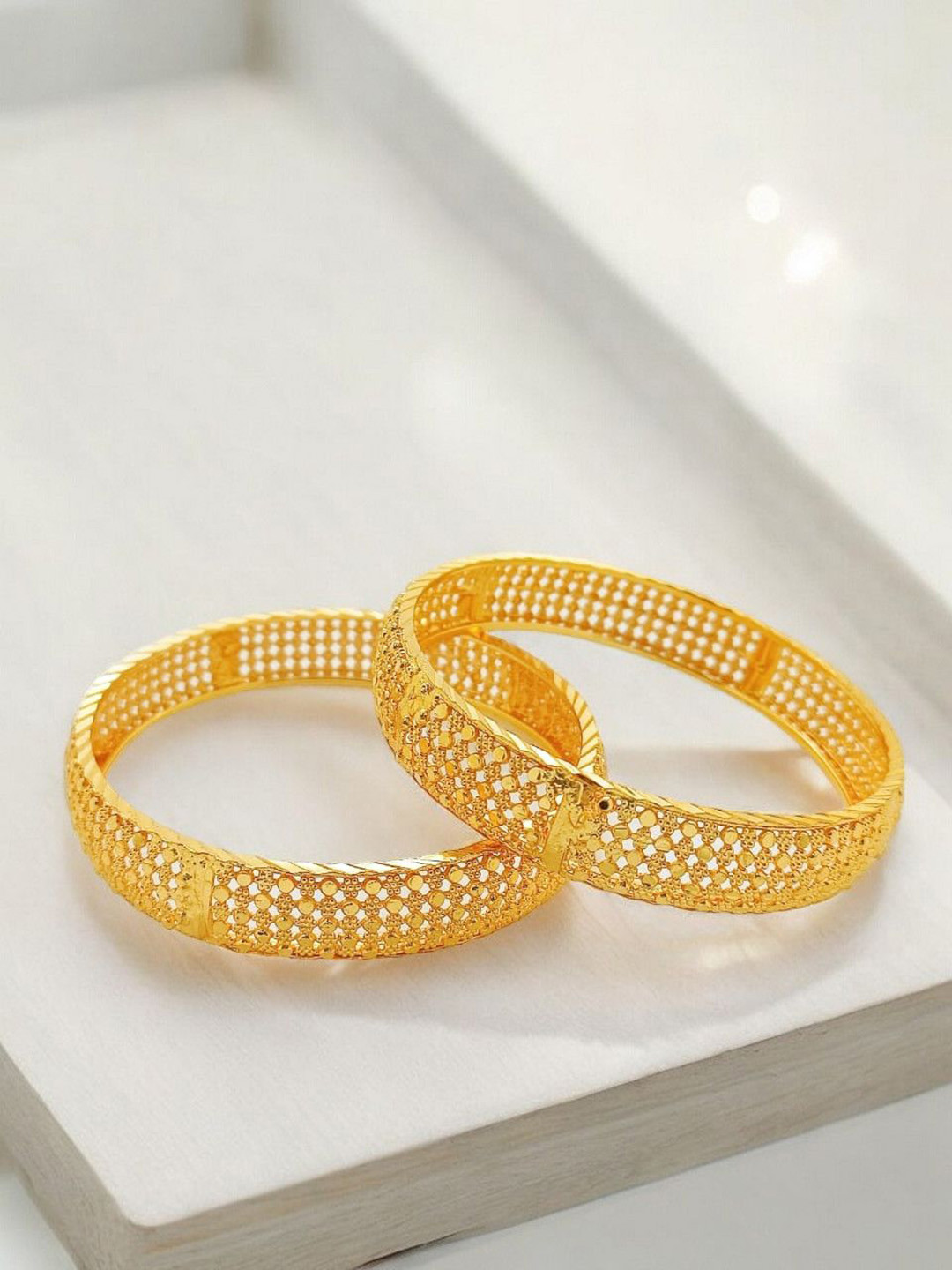 

FEMMIBELLA Set Of 4 Gold-Plated Bangles
