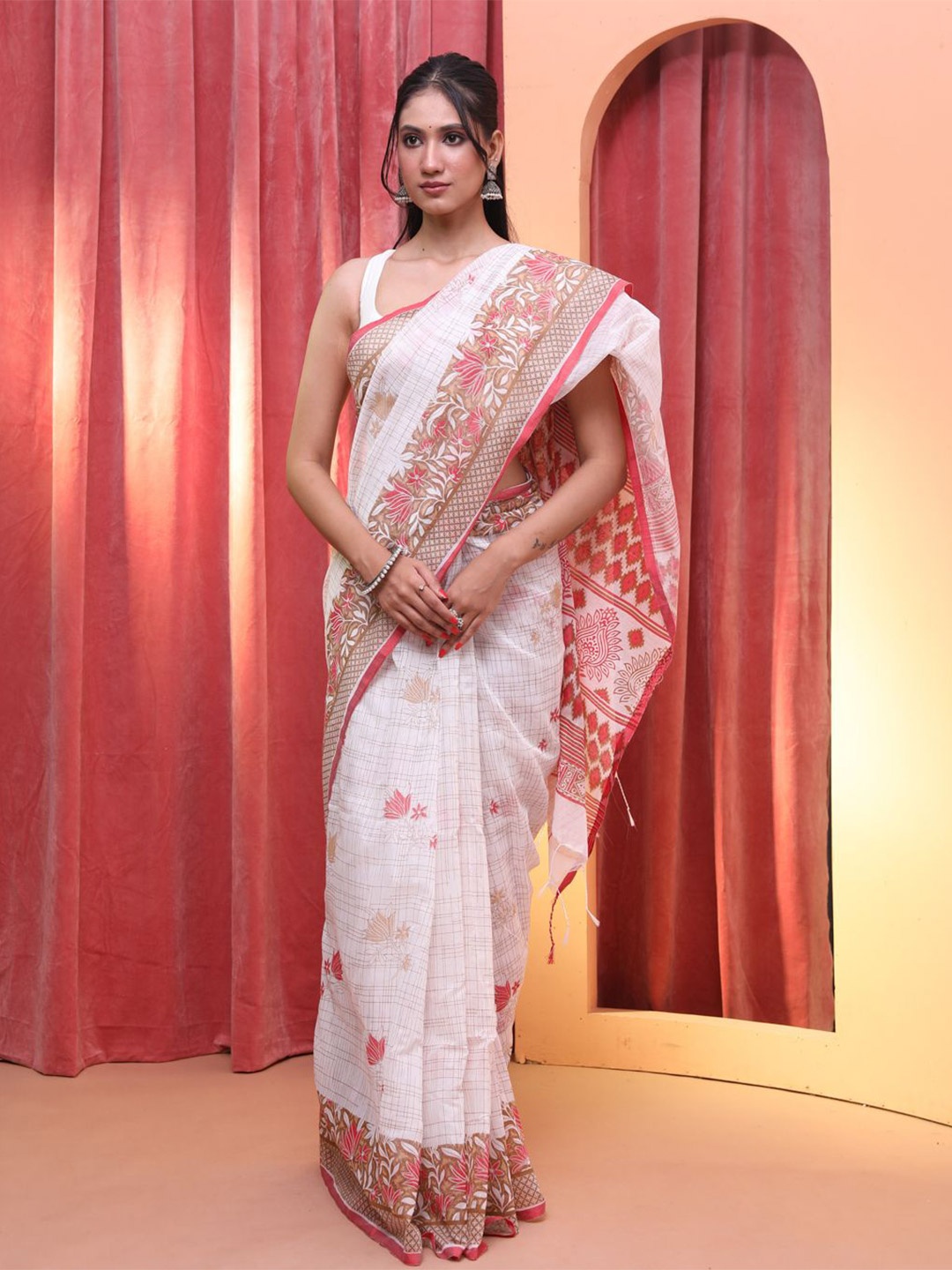 

Saranee Floral Printed Taant Saree, White