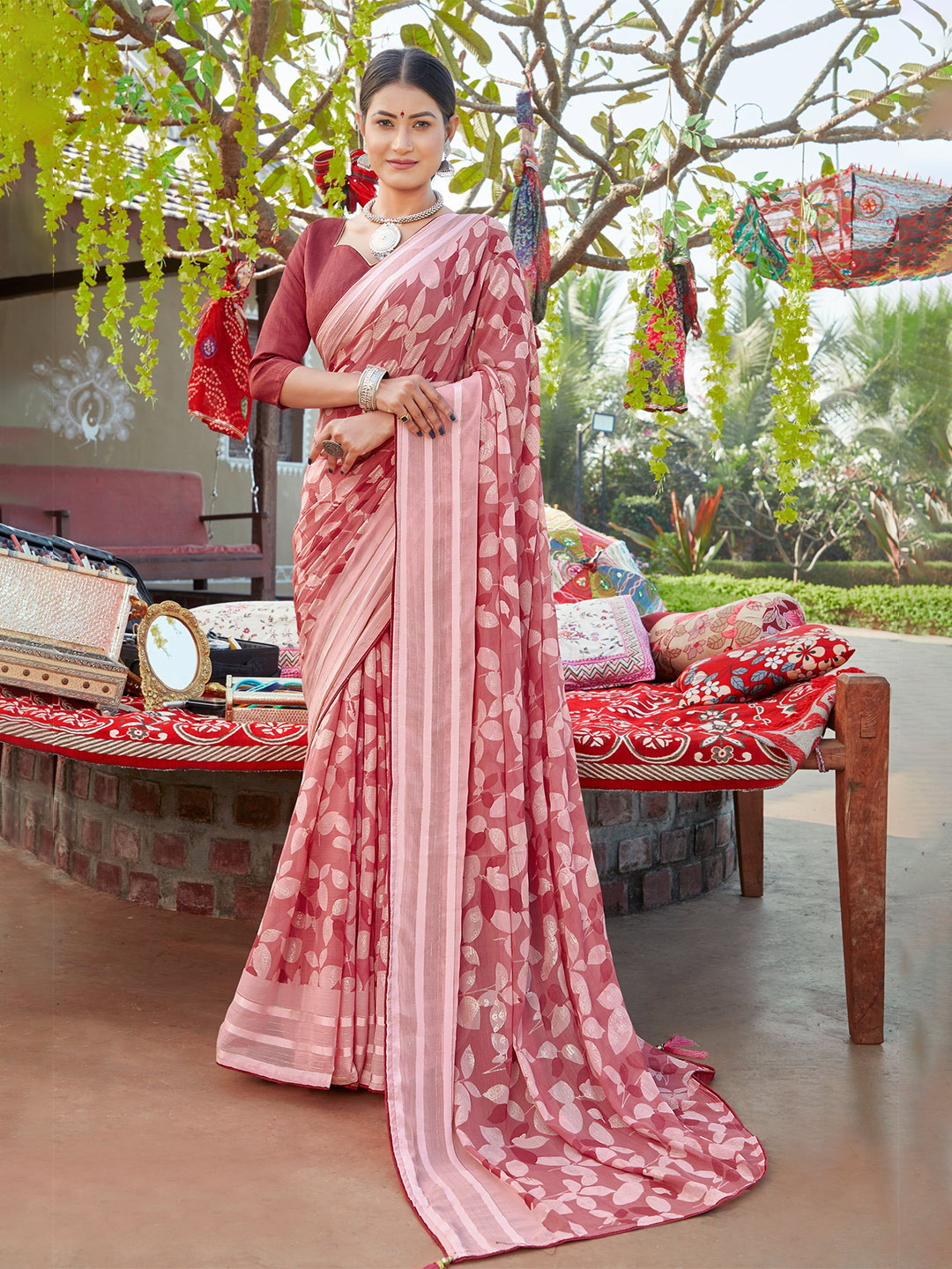 

VIRICA Floral Printed Saree With Blouse Piece, Pink