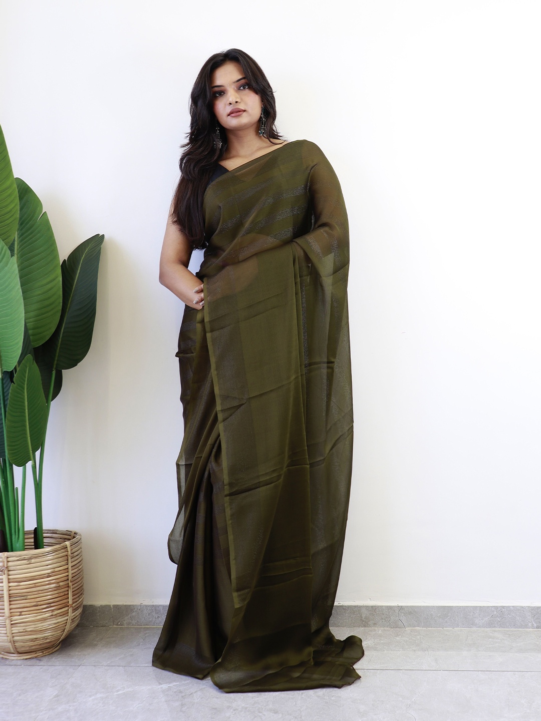 

Reeta Fashion Striped Ready to Wear Saree, Olive