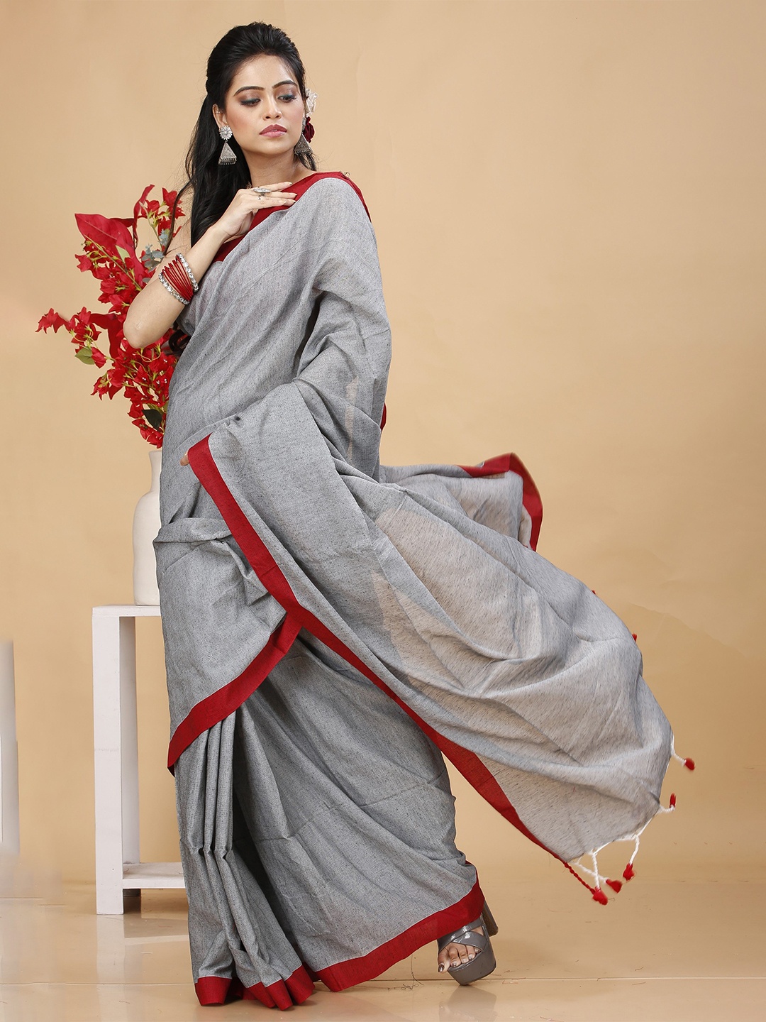 

SLAGHA Solid Taant Saree, Grey