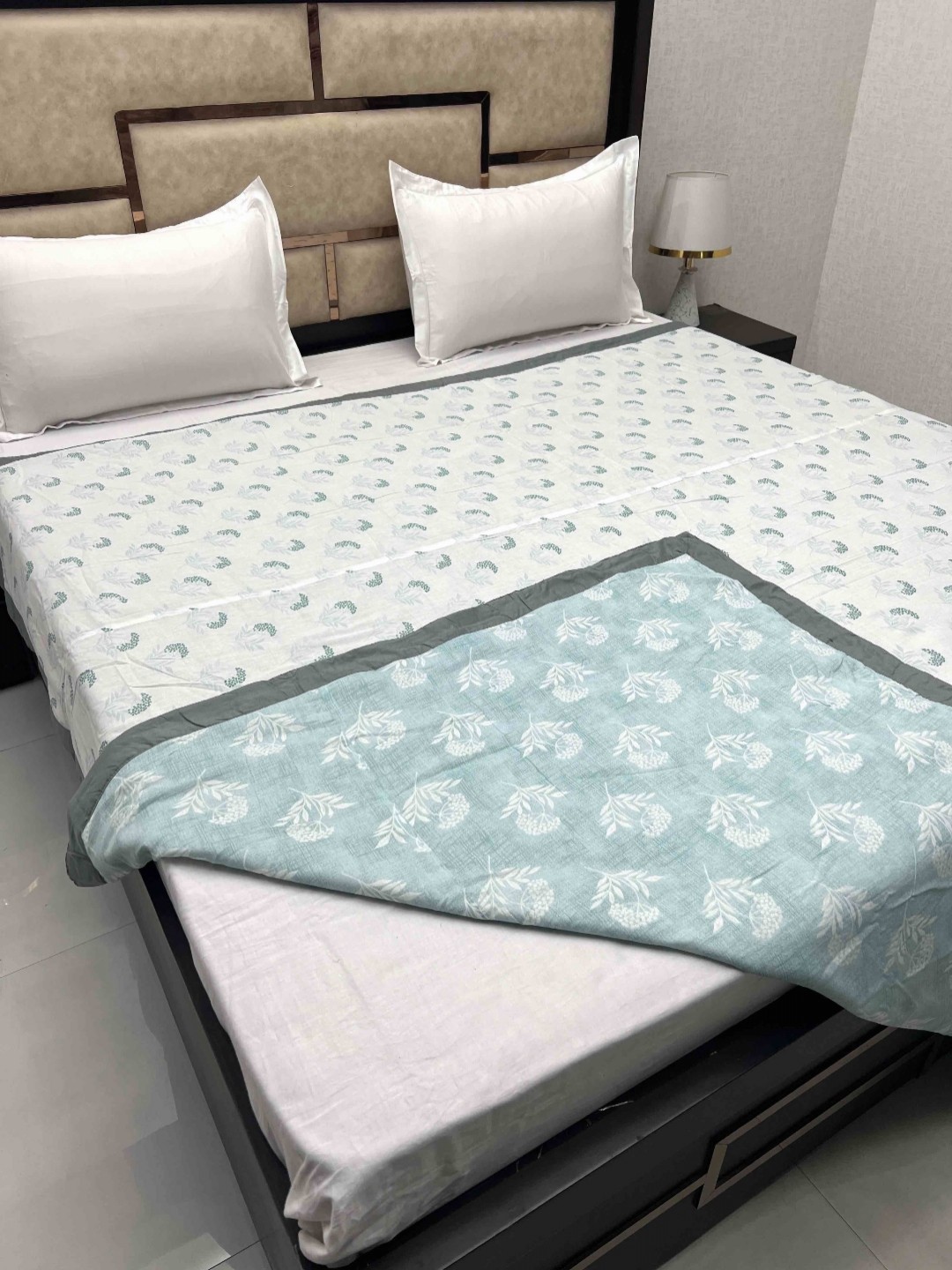 

Pure Decor Green & White Floral Printed Pure Cotton 300 GSM Reversible Bed Dohar