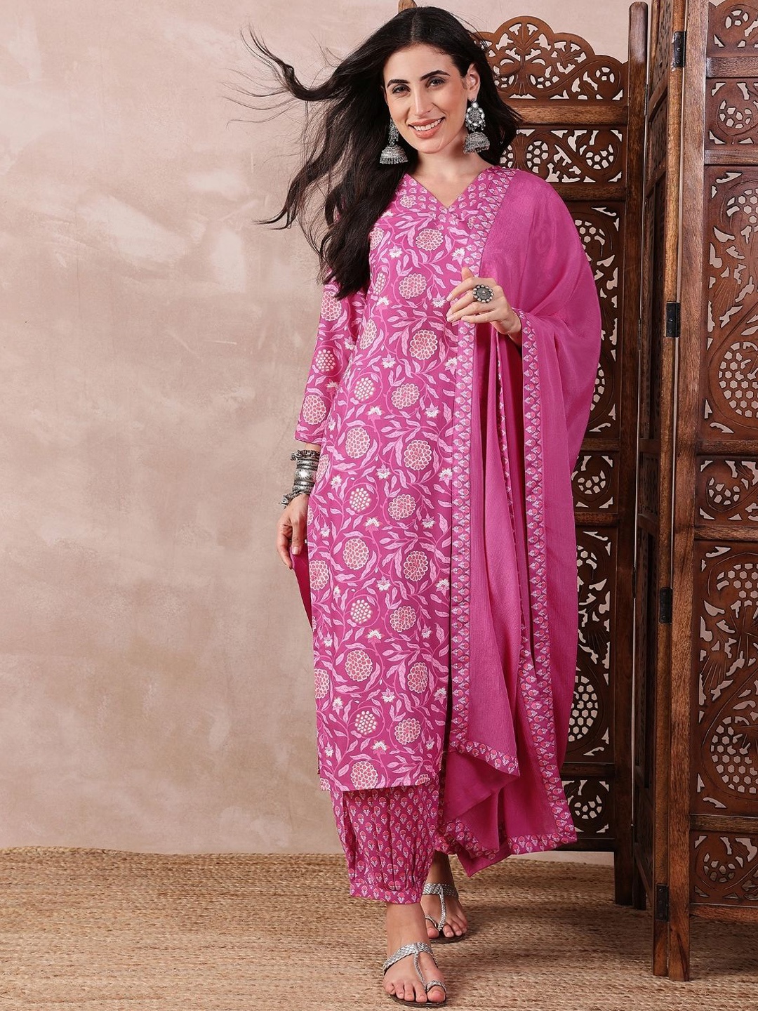 

AHIKA Floral Printed V-Neck Straight Kurta With Salwar & Dupatta, Pink