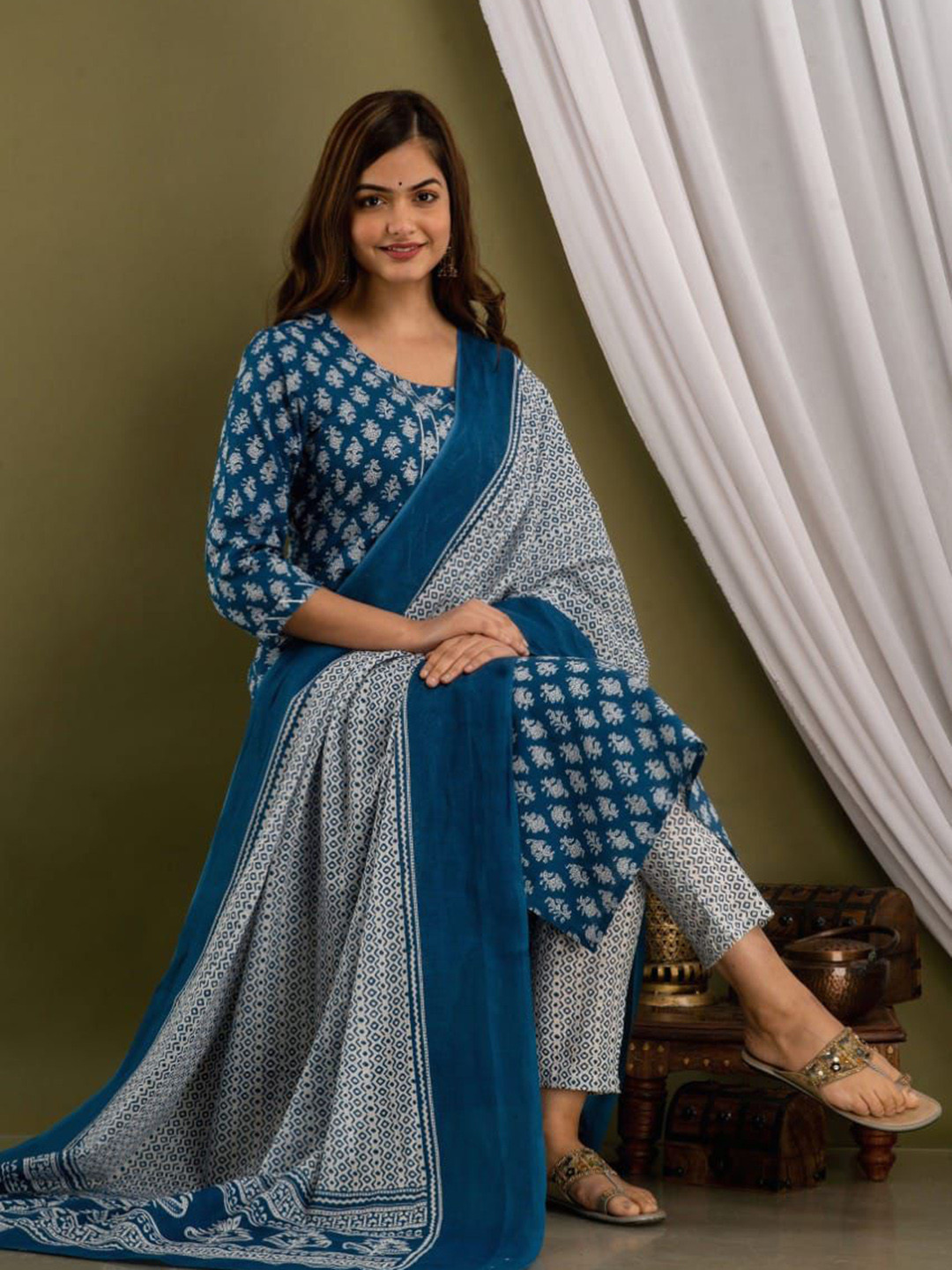 

P3D CREATION Floral Printed Regular Gotta Patti Pure Cotton Kurta with Trousers & Dupatta, Blue