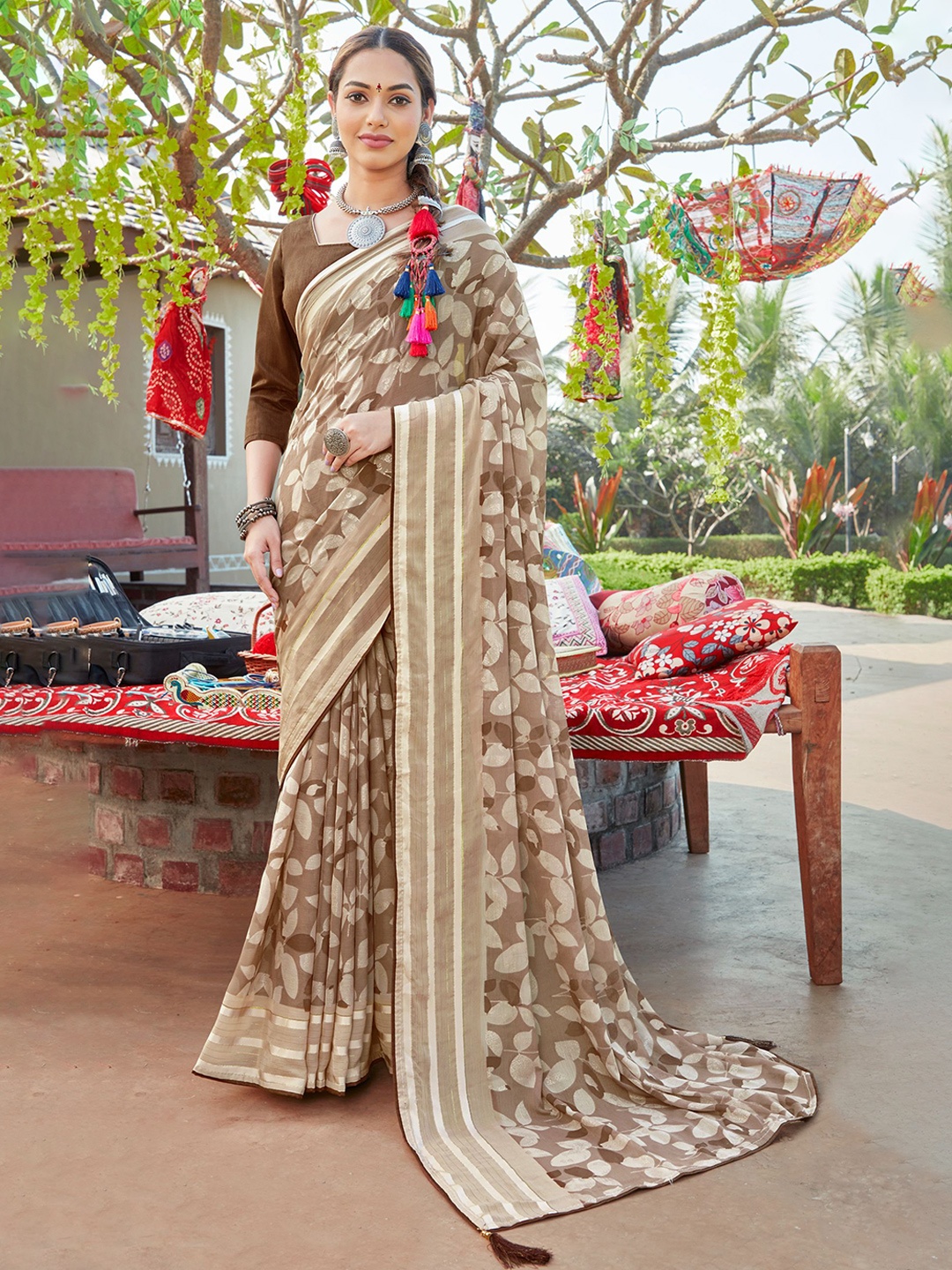 

VIRICA Floral Printed Saree With Blouse Piece, Beige