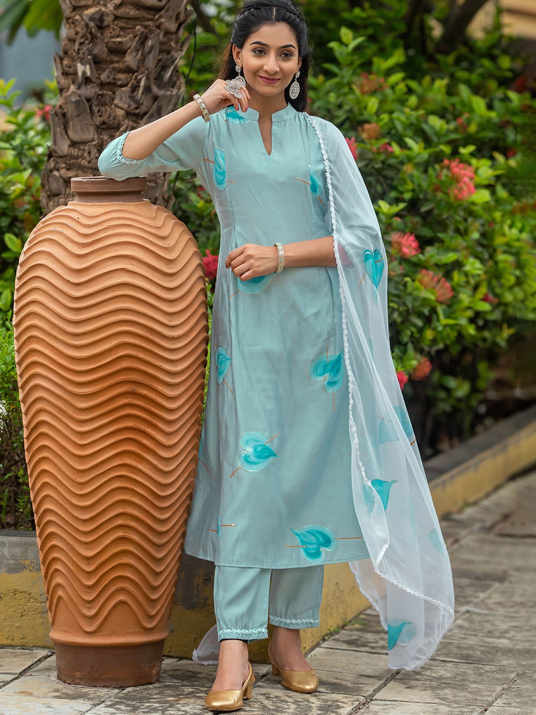 

Rajnandini Geometric Printed Regular Kurta with Trousers & Dupatta, Blue