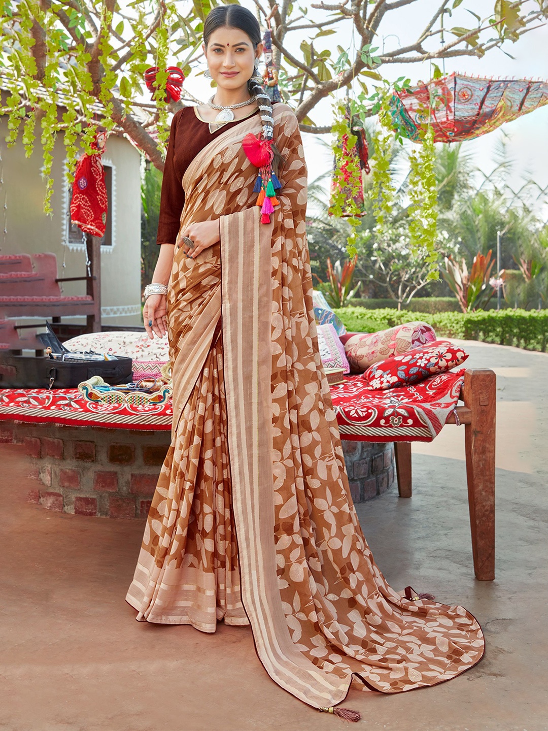

VIRICA Floral Printed Saree With Blouse Piece, Brown