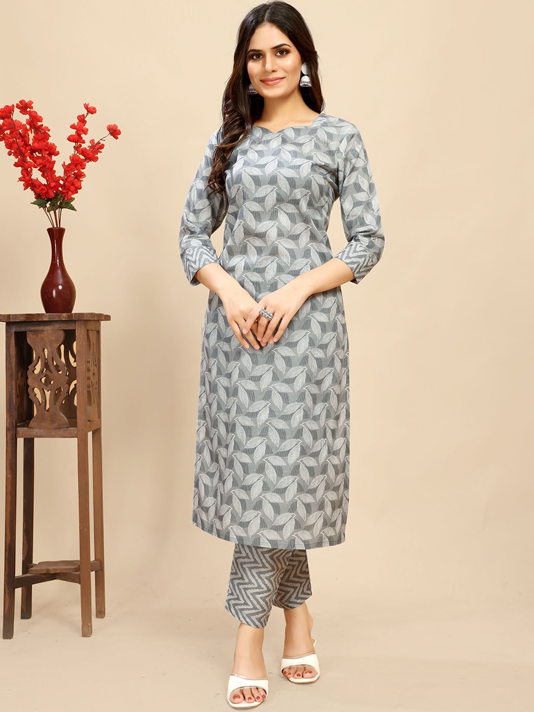 

VAAZI CREATOR Floral Printed Sweetheart Neck Pure Cotton Straight Kurta With Trousers, Grey