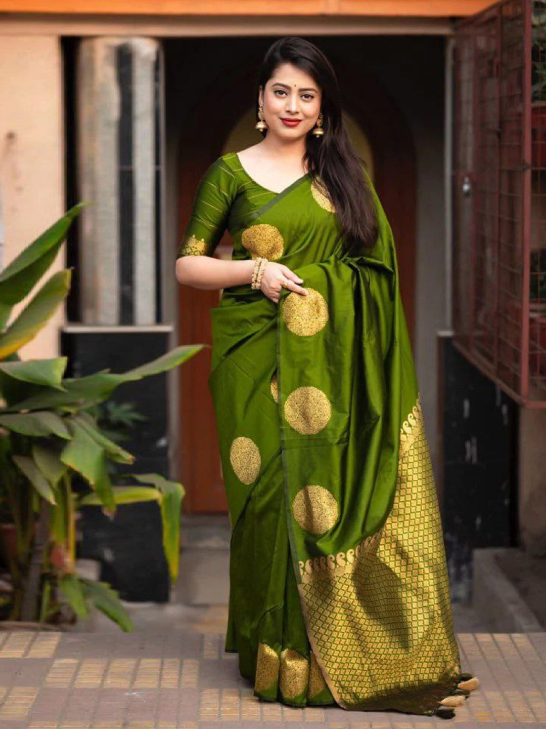 

Reeta Fashion Woven Design Zari Saree, Olive