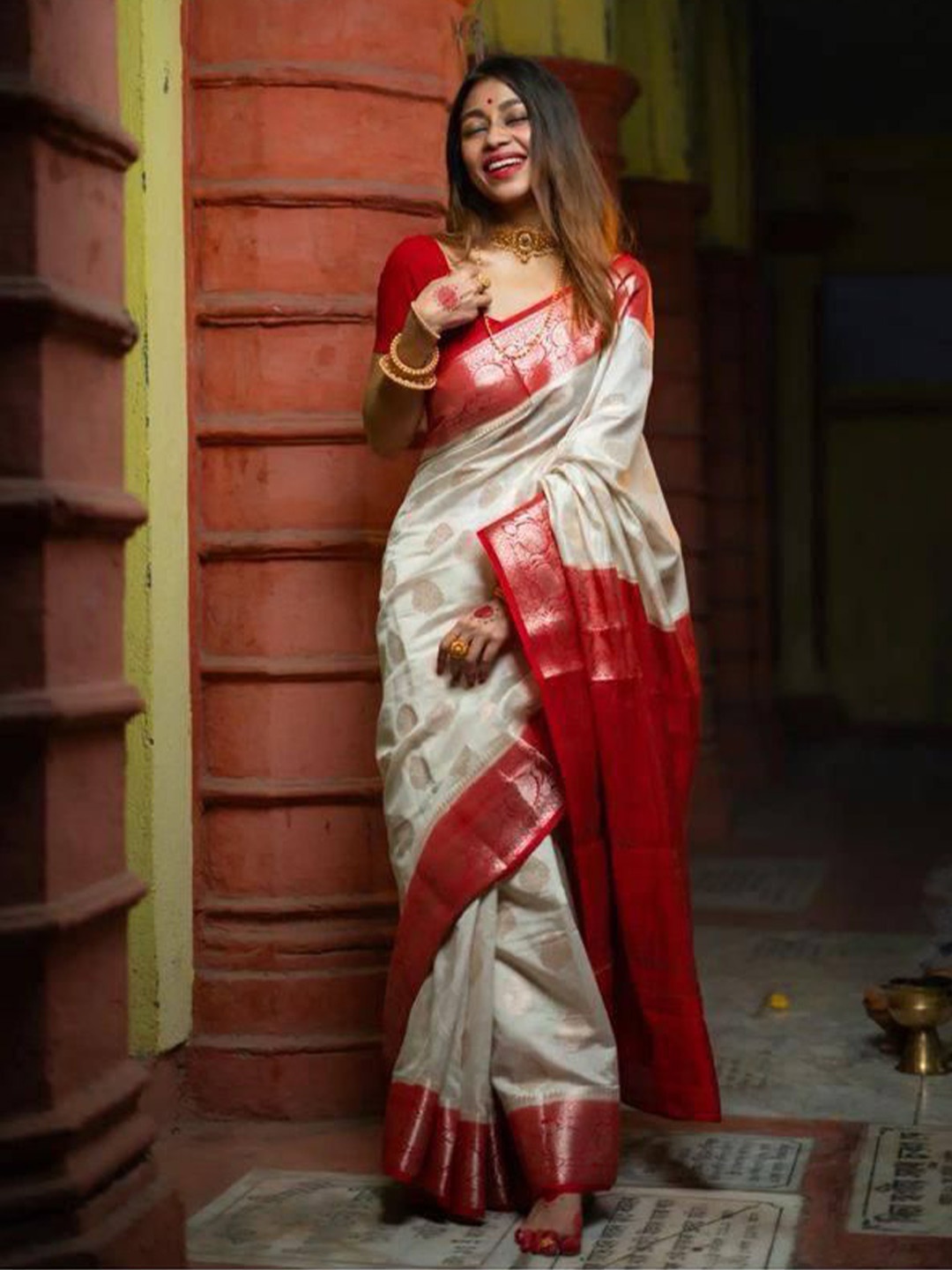 

Reeta Fashion Ethnic Motifs Zari Blend Designer Saree, White