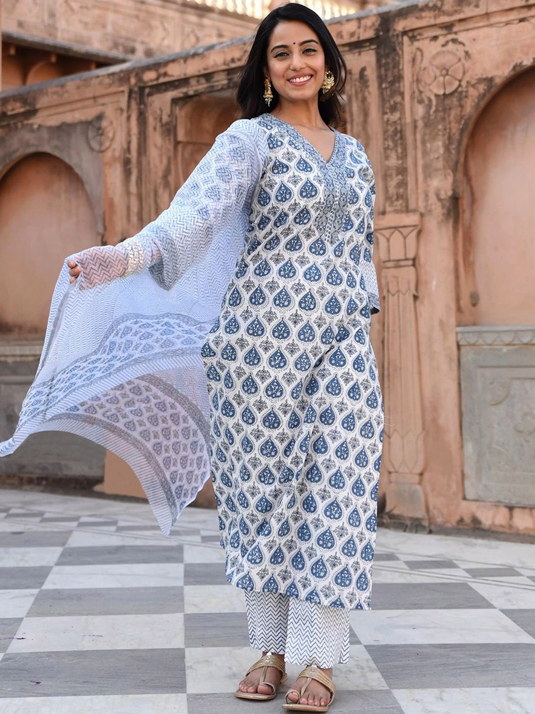 

7Threads Ethnic Motifs Printed Straight Kurta with Trousers & Dupatta, White