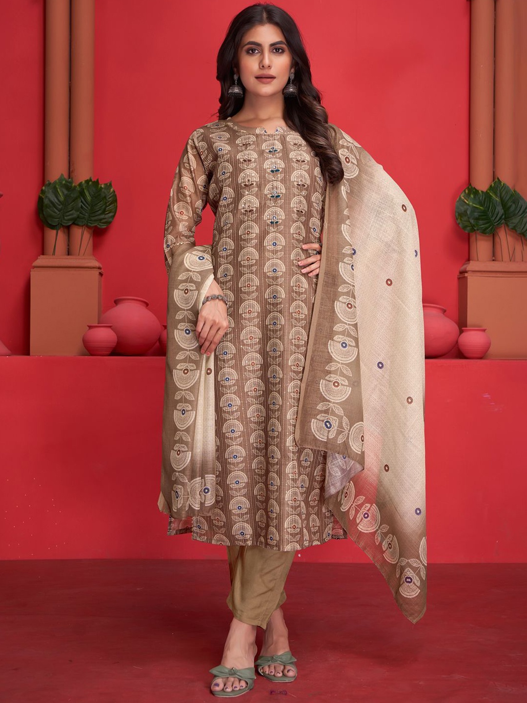 

MINGORA Floral Printed Notch Neck Straight Kurta & Trousers With Dupatta, Brown