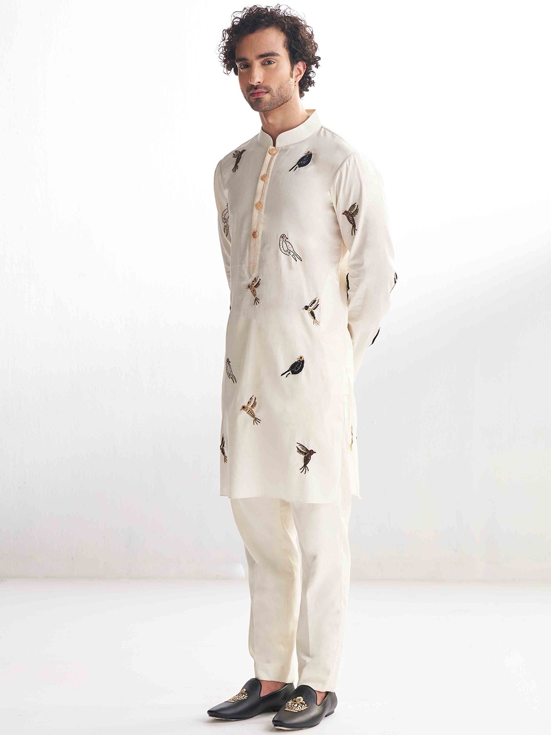 

Agrajain Ethnic Motifs Embroidered Sequinned Mandarin Collar Straight Kurta With Trousers, Cream