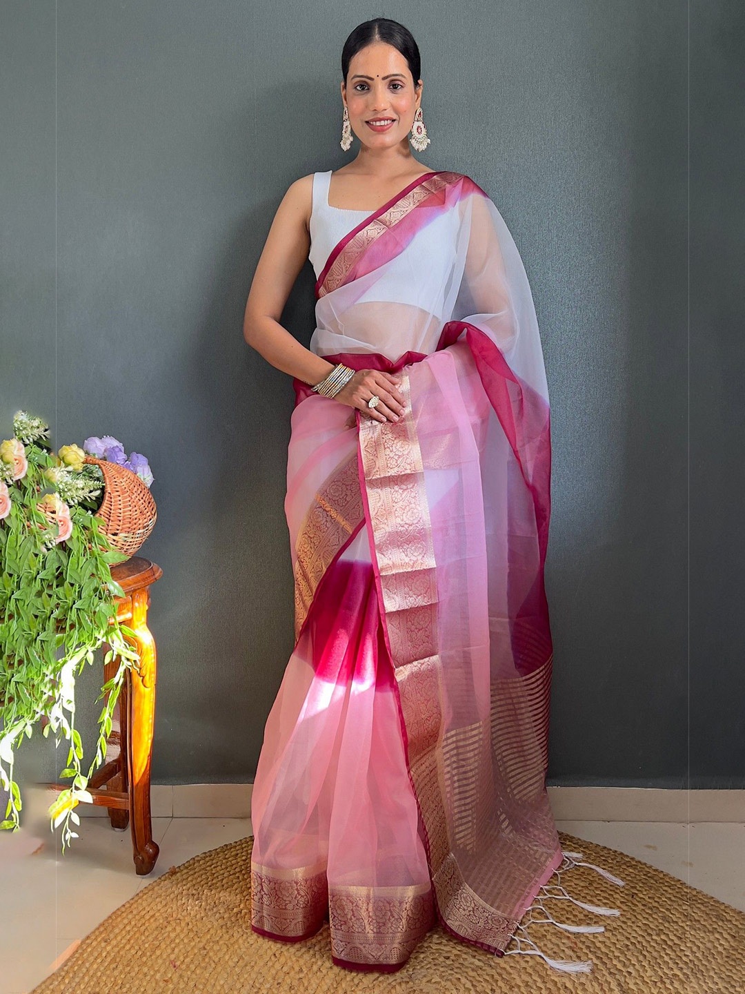 

Reeta Fashion Colourblocked Zari Organza Saree, Burgundy