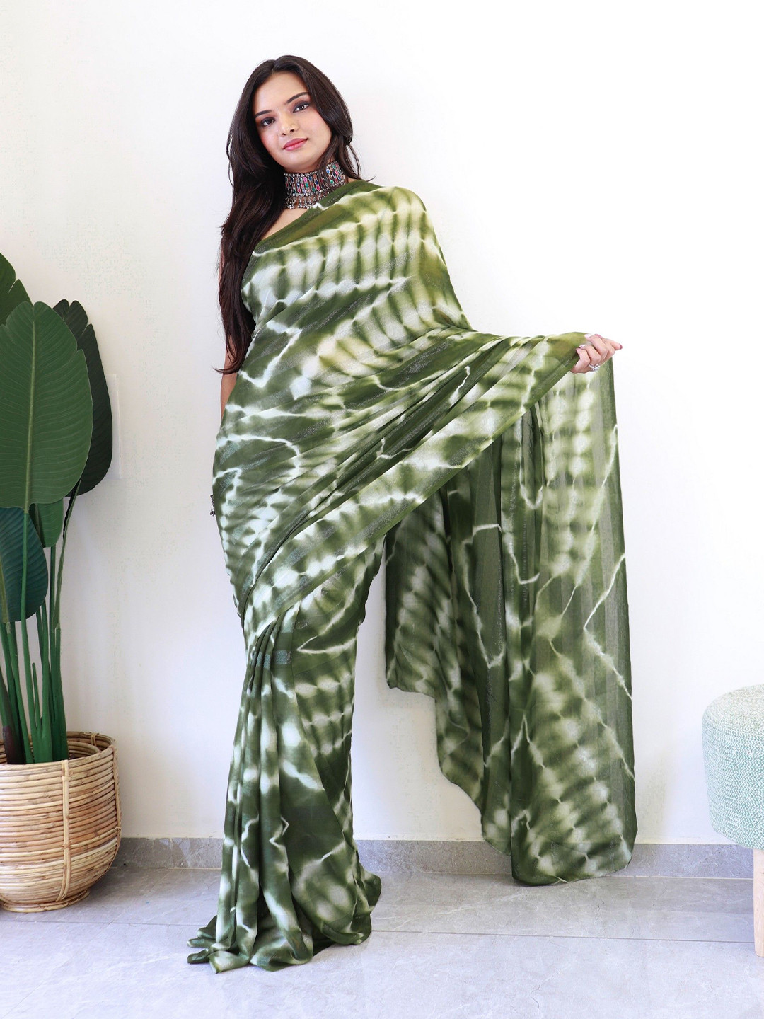 

Reeta Fashion Tie and Dye Ready to Wear Saree, Green