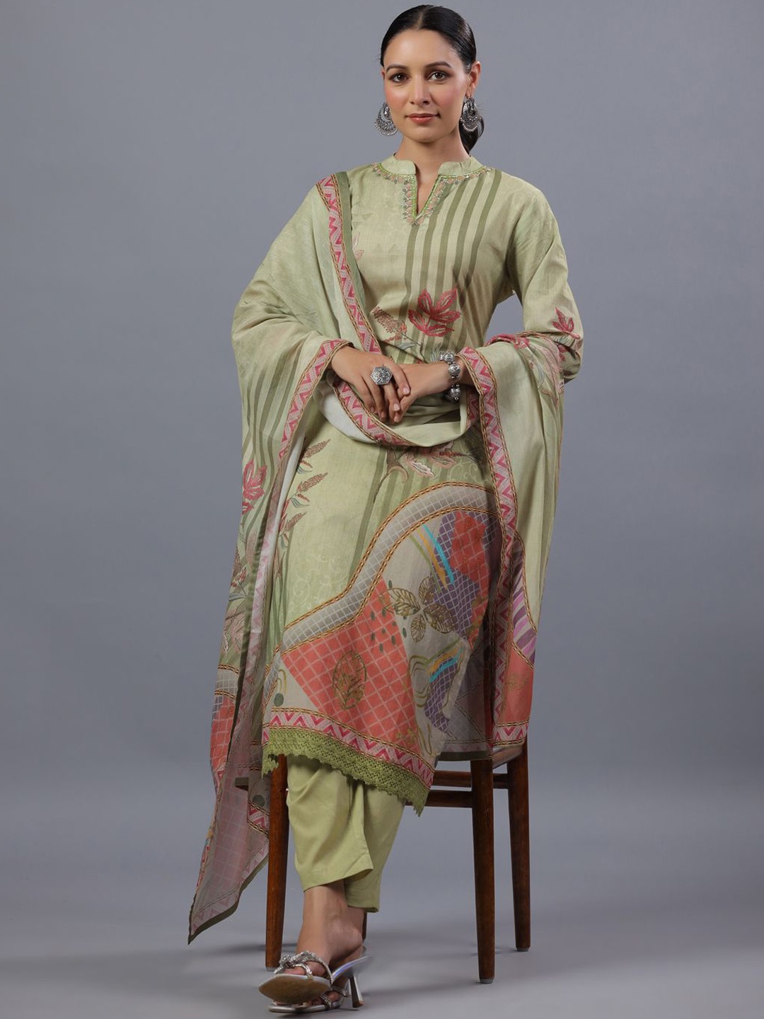 

Amchoor Floral Digital Printed Thread Work Mandarin Collar Kurta with Trousers & Dupatta, Green
