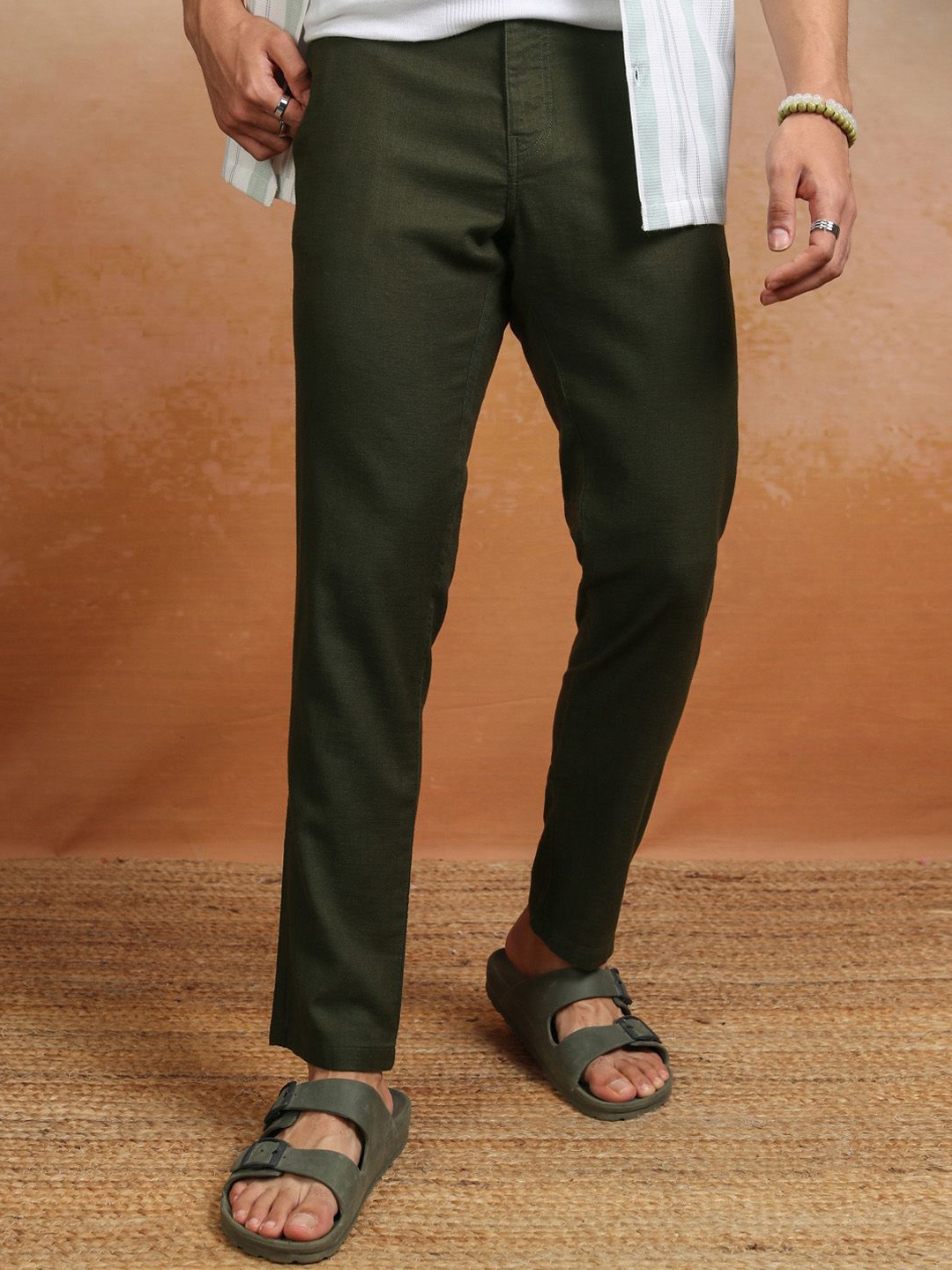 

HIGHLANDER Men Mid-Rise Flat-Front Woven Slim Fit Trousers, Green