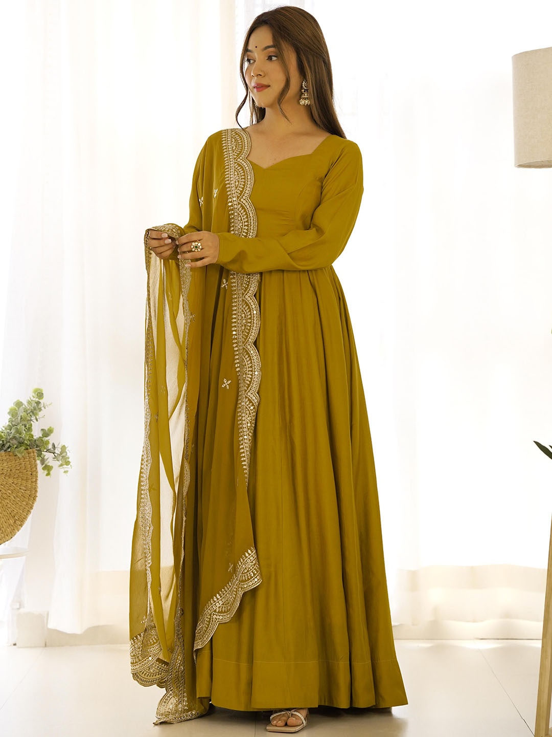 

CANIZZARO Sweetheart Neck Regular Anarkali Kurta With Trousers & Dupatta, Mustard