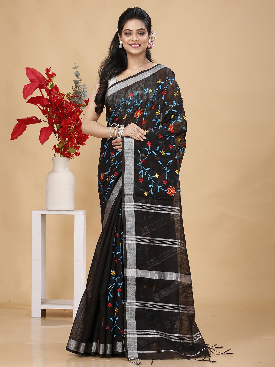 

SLAGHA Floral Zari Taant Saree, Black